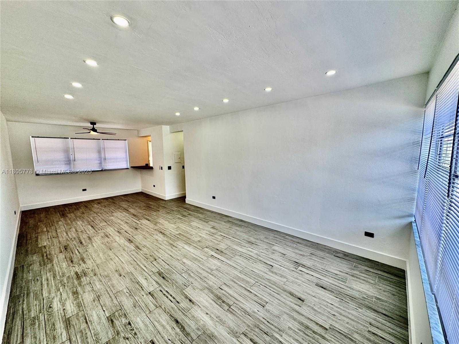 Small Image of 4710 PINE TREE DR #31, Miami Beach Number 5