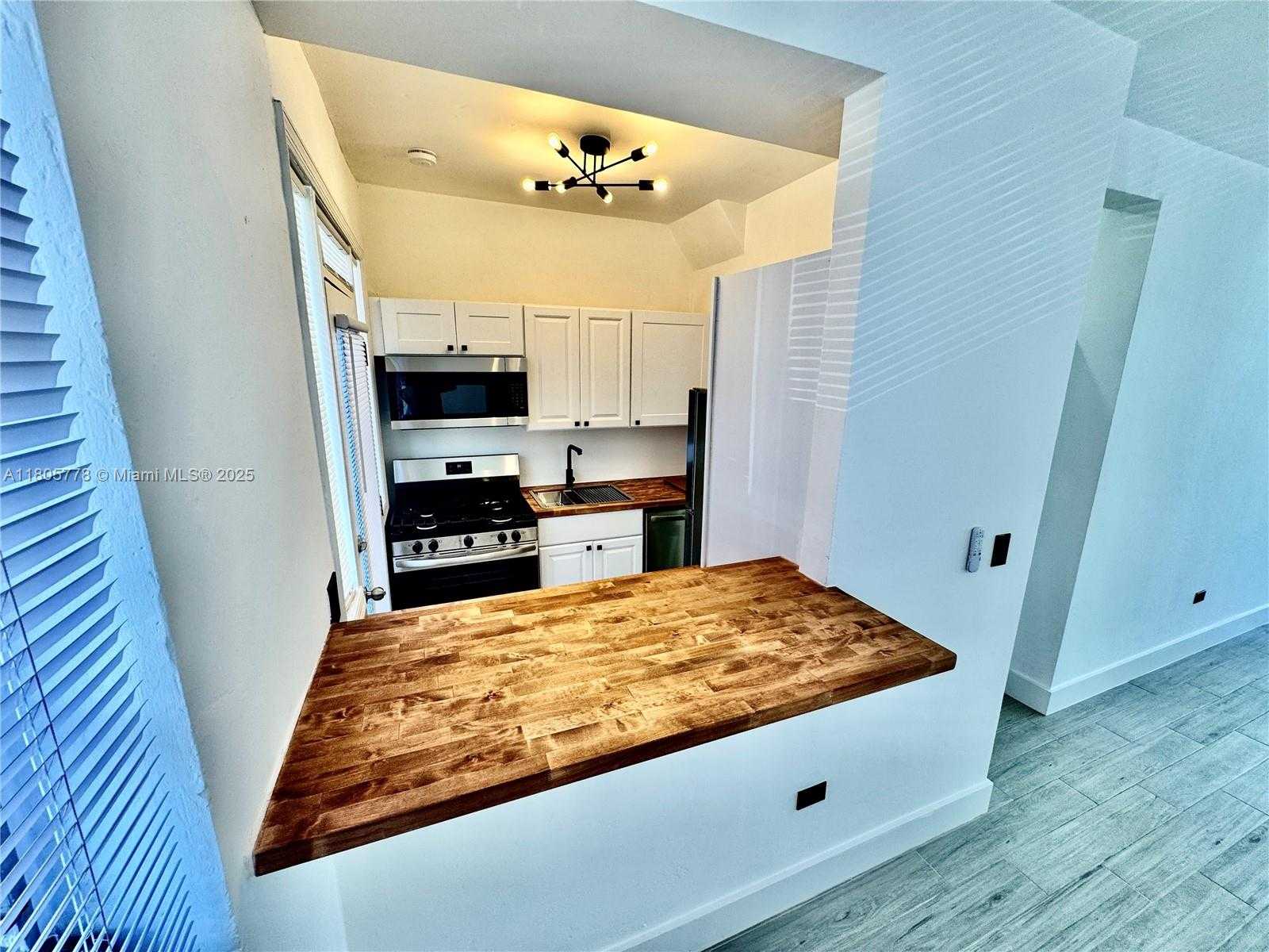 Small Image of 4710 PINE TREE DR #31, Miami Beach Number 6