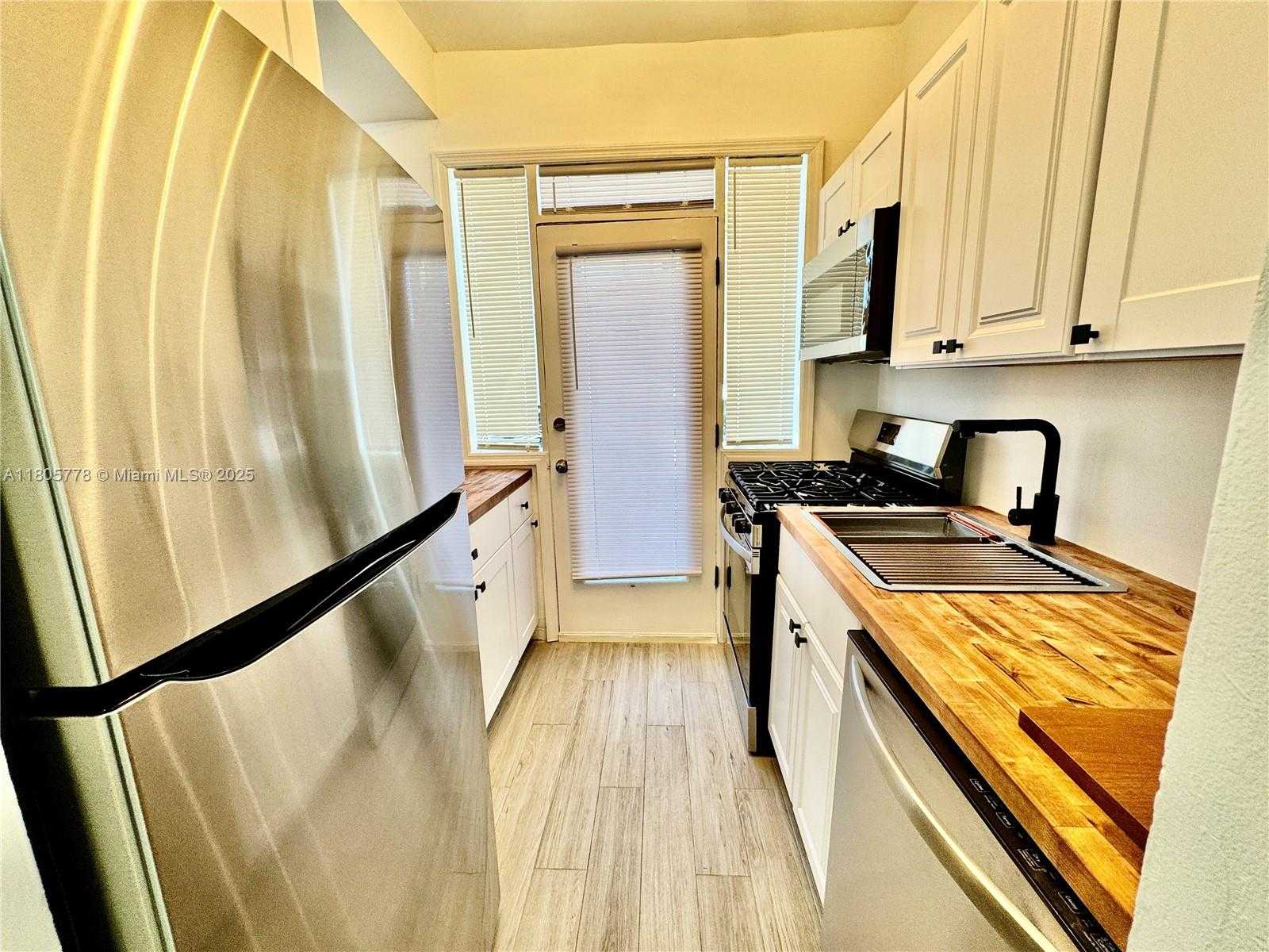 Small Image of 4710 PINE TREE DR #31, Miami Beach Number 7
