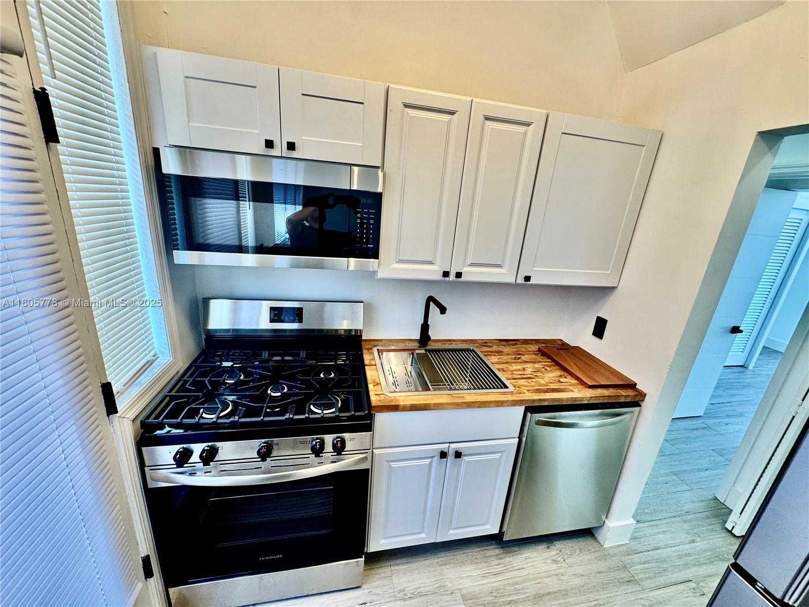 Small Image of 4710 PINE TREE DR #31, Miami Beach Number 8