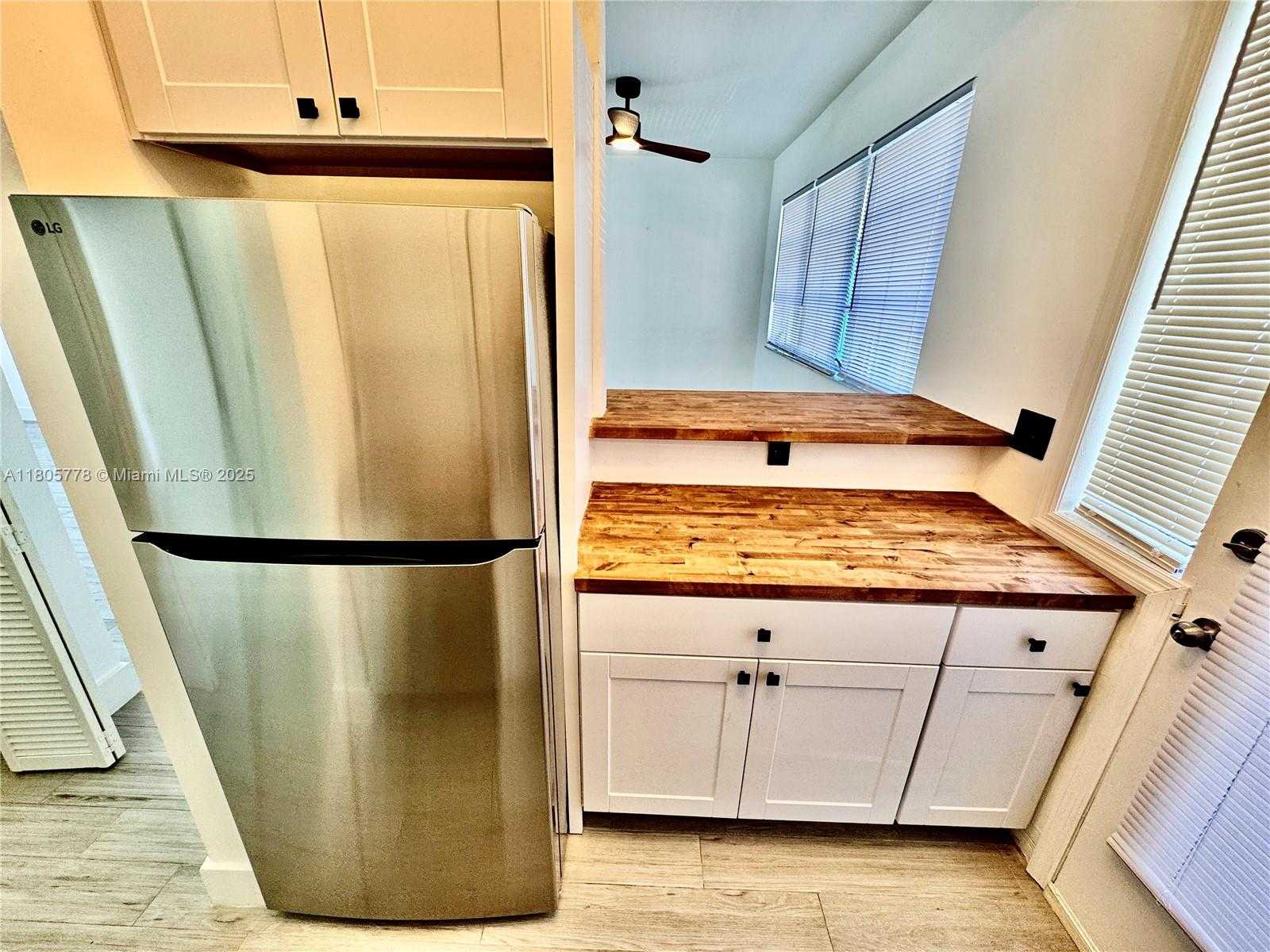 Small Image of 4710 PINE TREE DR #31, Miami Beach Number 9