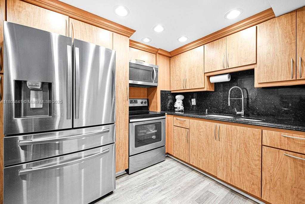 Small Image of 2655 COLLINS AVE #1501, Miami Beach Number 13