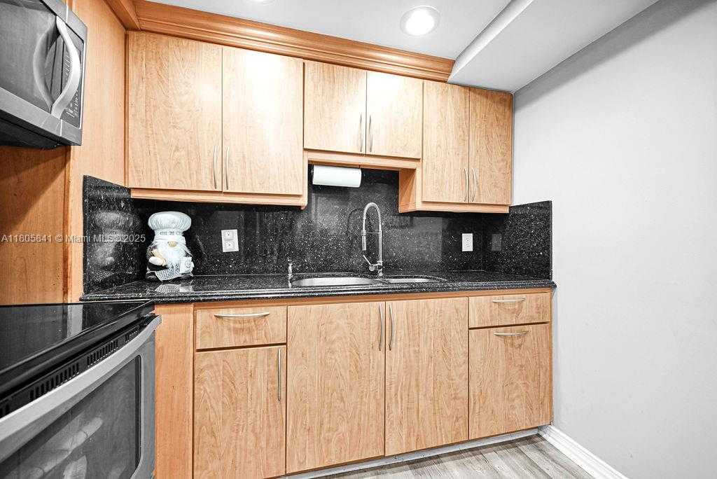 Small Image of 2655 COLLINS AVE #1501, Miami Beach Number 15