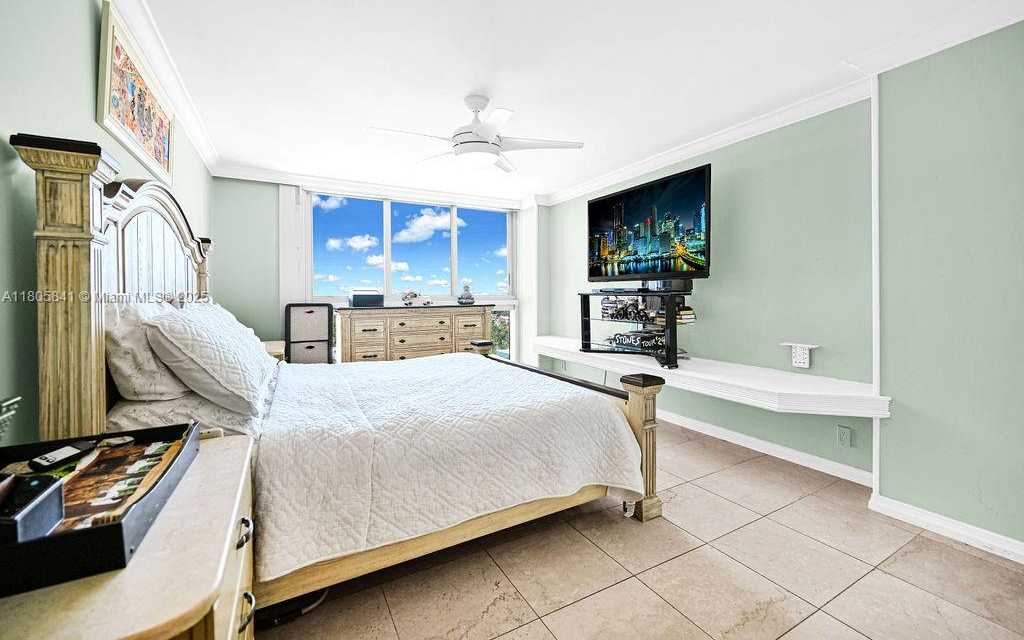 Small Image of 2655 COLLINS AVE #1501, Miami Beach Number 16