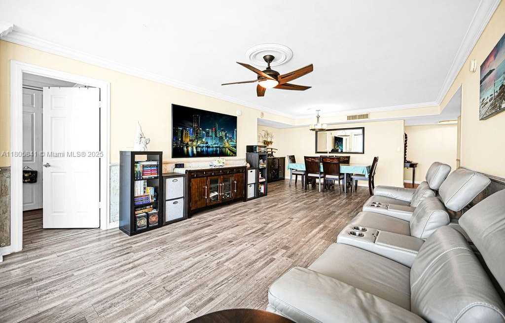 Small Image of 2655 COLLINS AVE #1501, Miami Beach Number 9