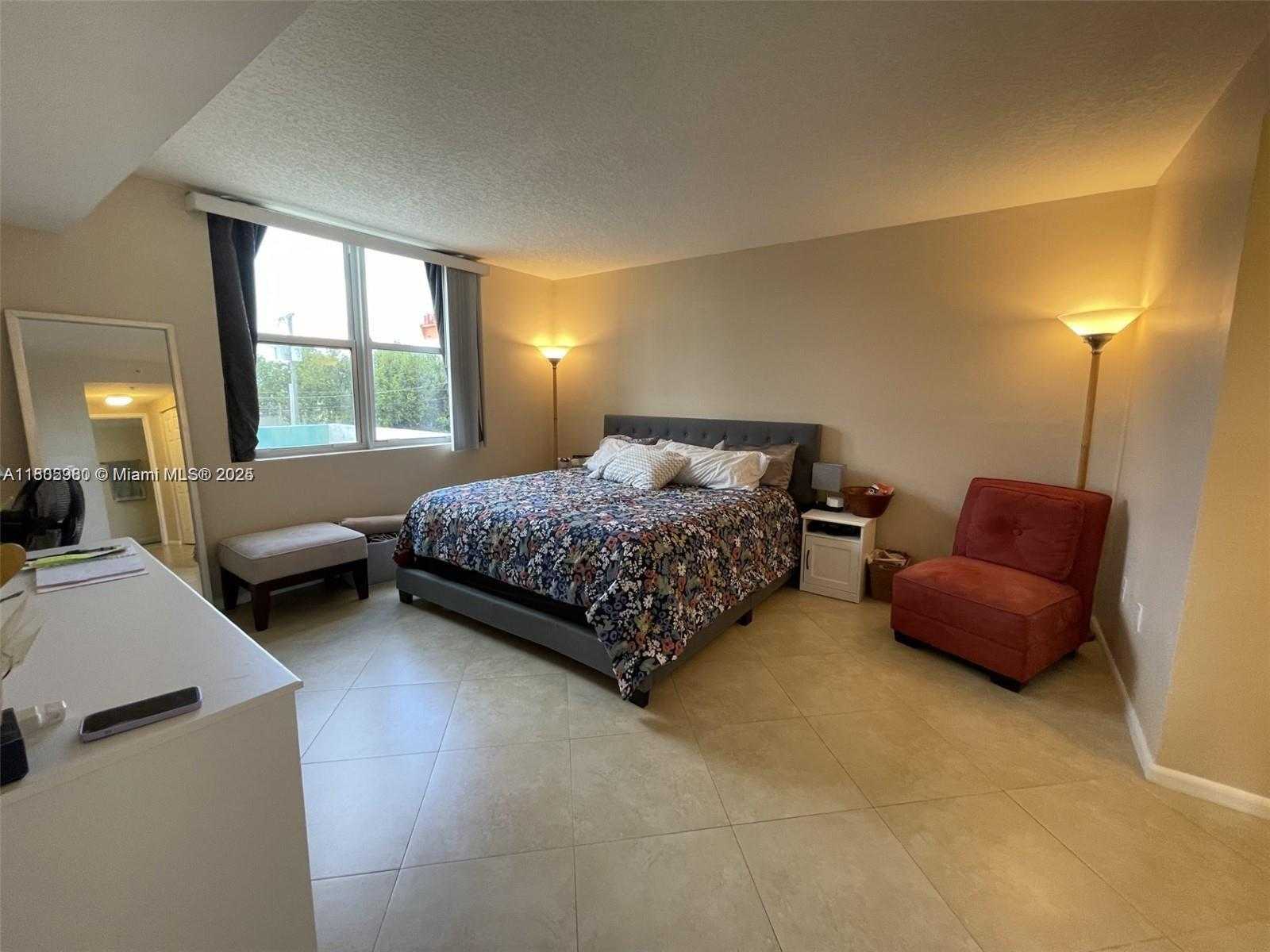 Small Image of 1555 NORTH TREASURE DR #201, North Bay Village Number 5