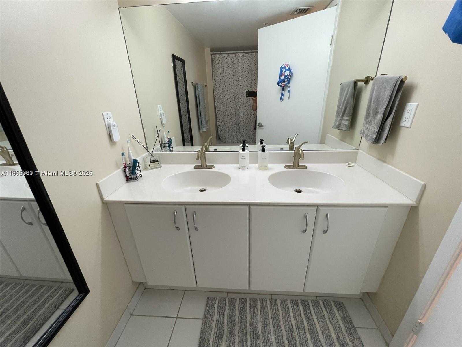 Small Image of 1555 NORTH TREASURE DR #201, North Bay Village Number 6