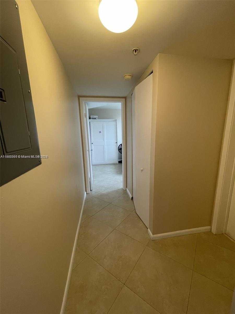 Small Image of 1555 NORTH TREASURE DR #201, North Bay Village Number 9