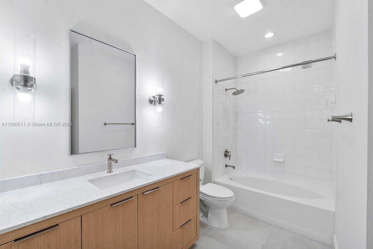 Small Image of 2001 BISCAYNE BLVD #2308, Miami Number 11