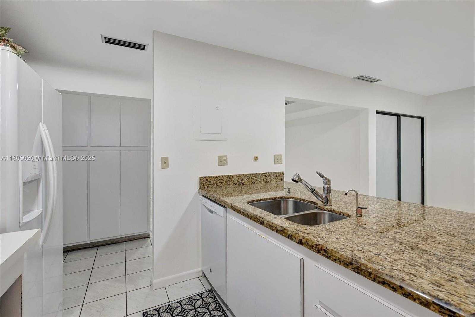 Small Image of 6703 KINGSMOOR WAY, Miami Lakes Number 11