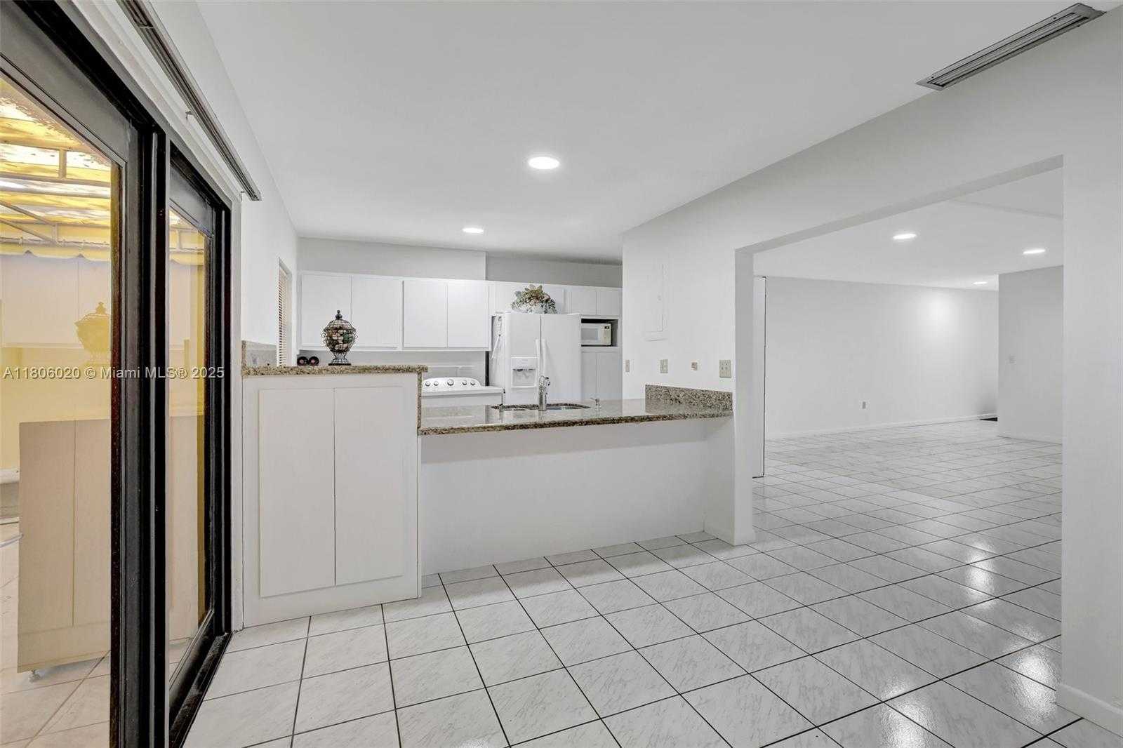 Small Image of 6703 KINGSMOOR WAY, Miami Lakes Number 14