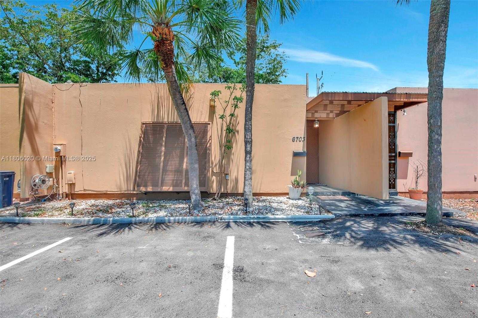 Small Image of 6703 KINGSMOOR WAY, Miami Lakes Number 2