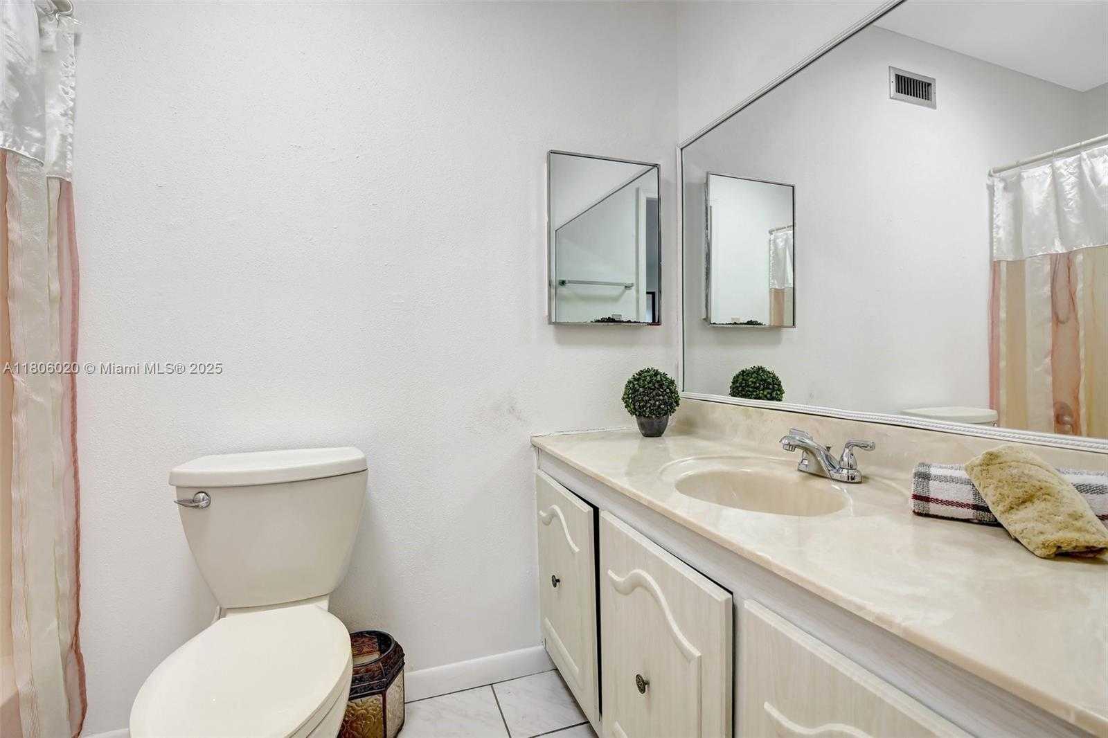 Small Image of 6703 KINGSMOOR WAY, Miami Lakes Number 29