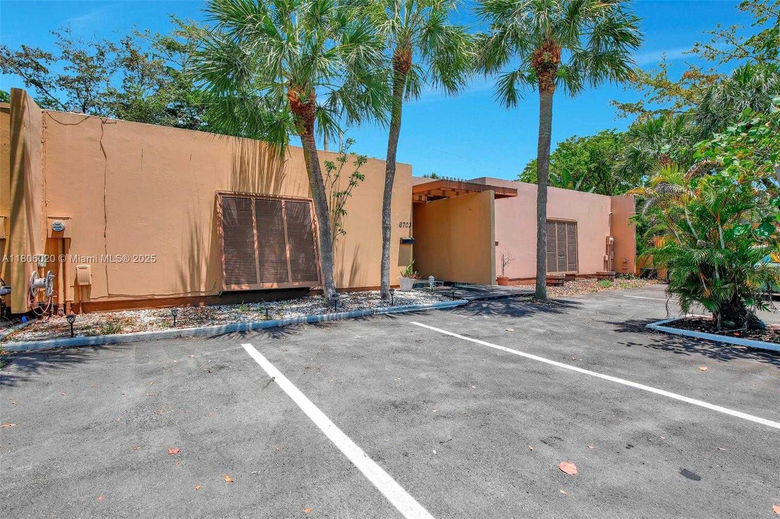 Small Image of 6703 KINGSMOOR WAY, Miami Lakes Number 3