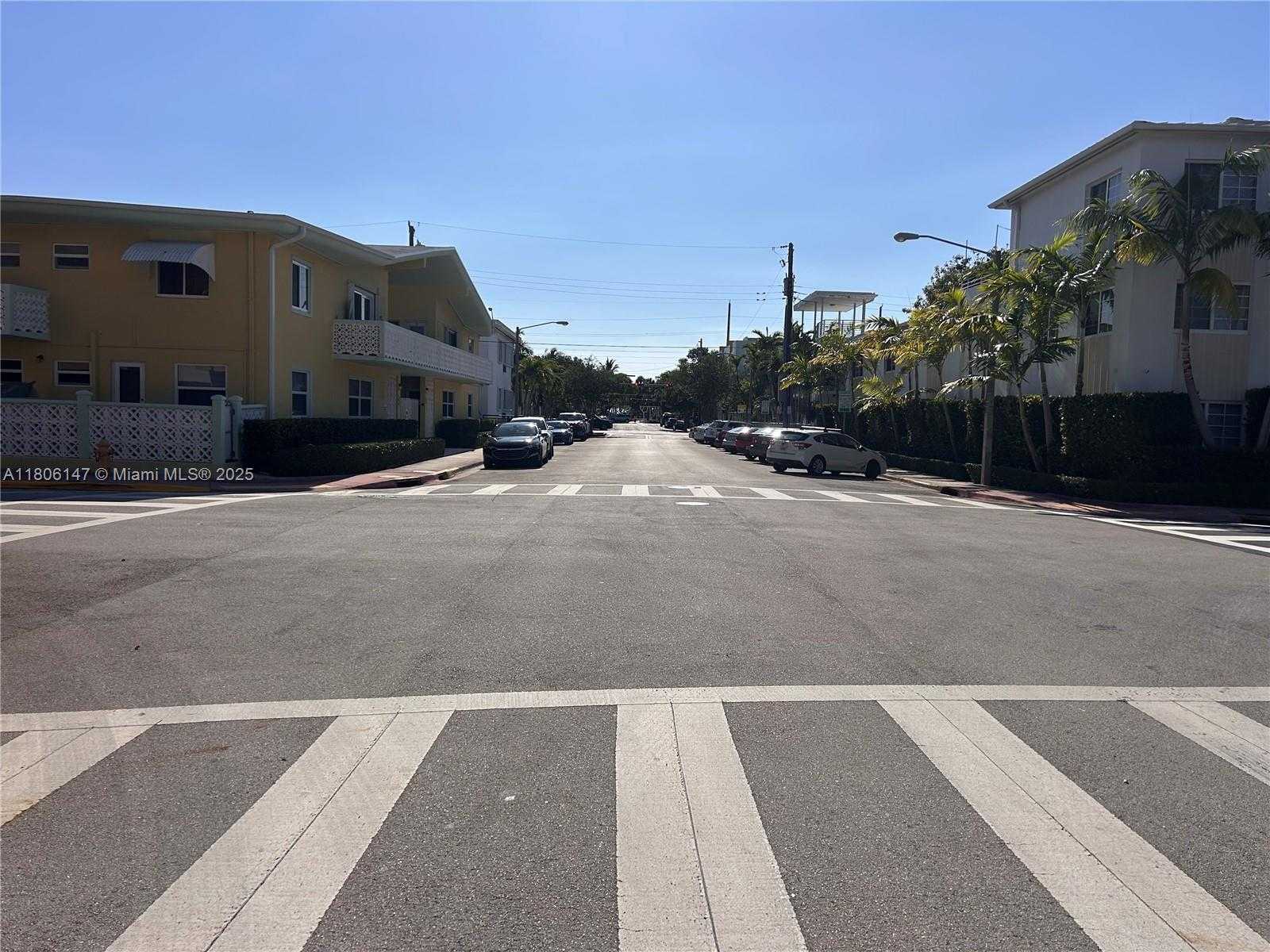 Small Image of 8080 TATUM WATERWAY DR #4, Miami Beach Number 11