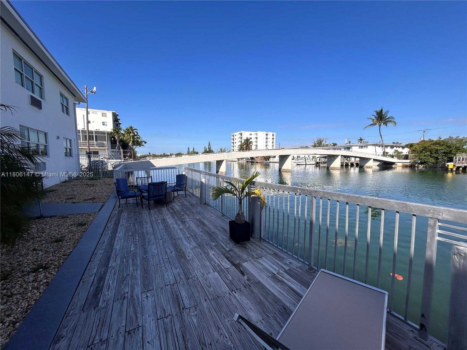 Small Image of 8080 TATUM WATERWAY DR #4, Miami Beach Number 2