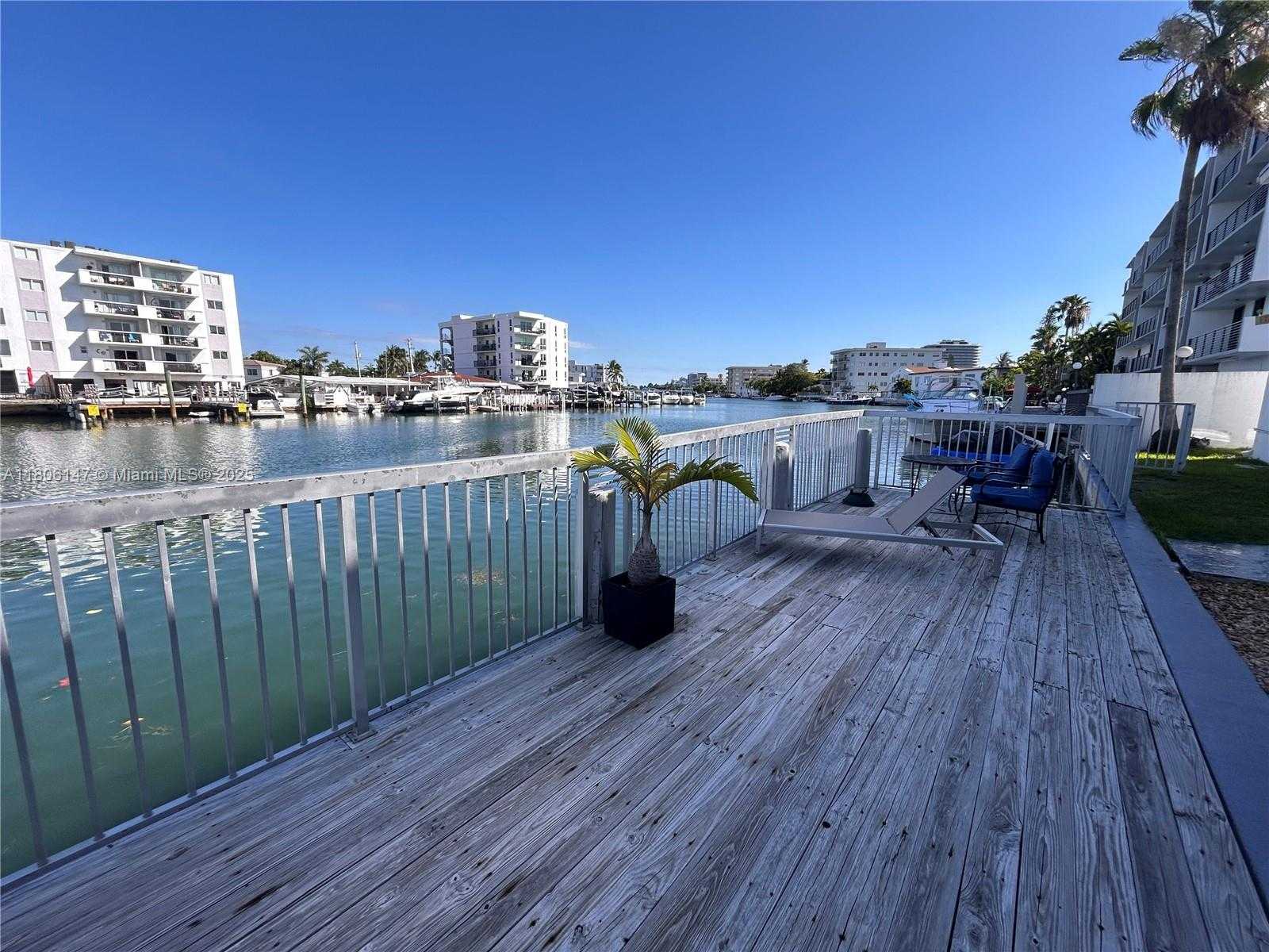 Small Image of 8080 TATUM WATERWAY DR #4, Miami Beach Number 3