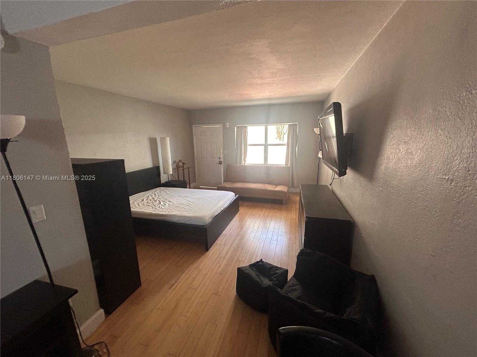 Small Image of 8080 TATUM WATERWAY DR #4, Miami Beach Number 4