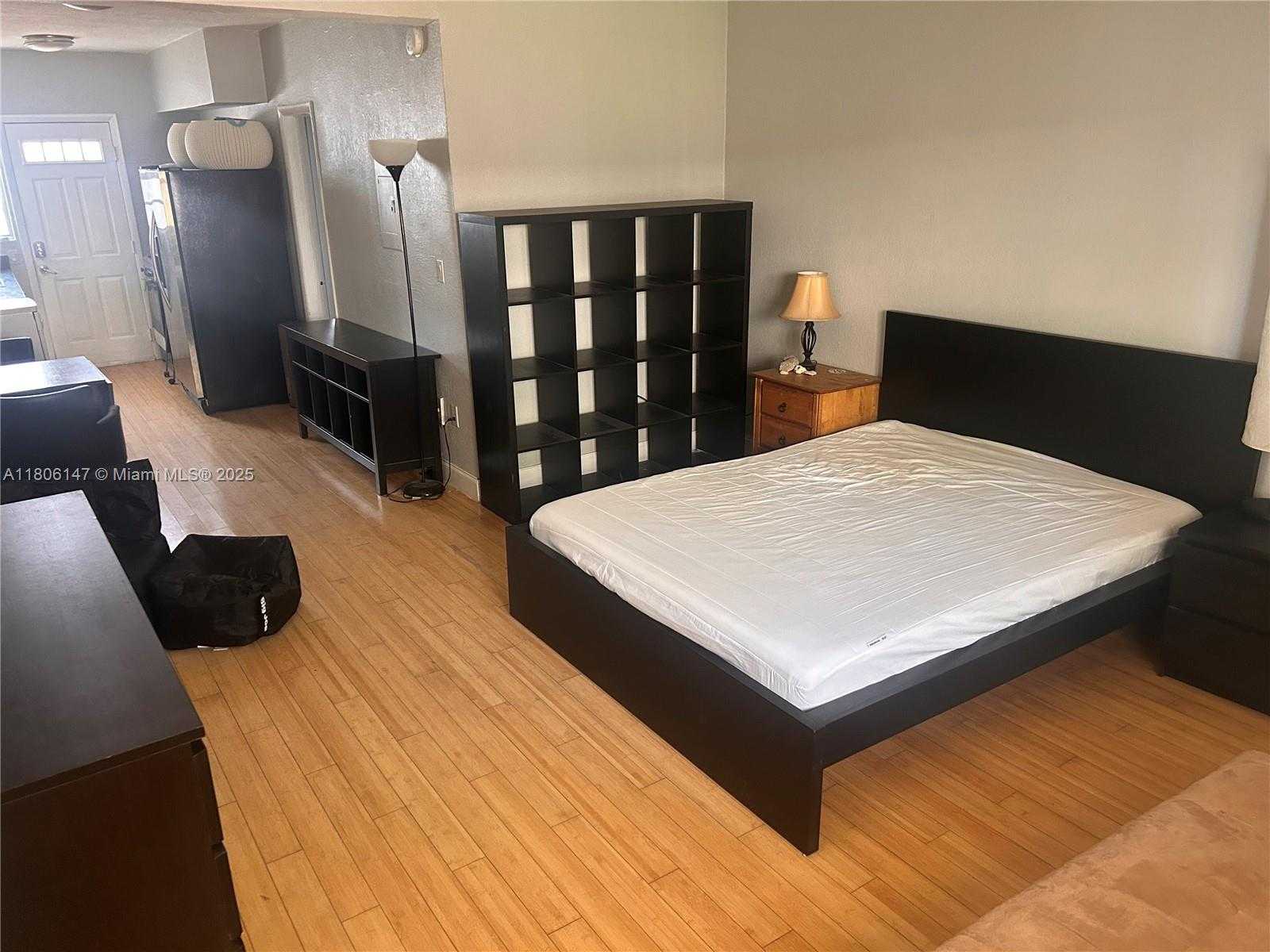 Small Image of 8080 TATUM WATERWAY DR #4, Miami Beach Number 5