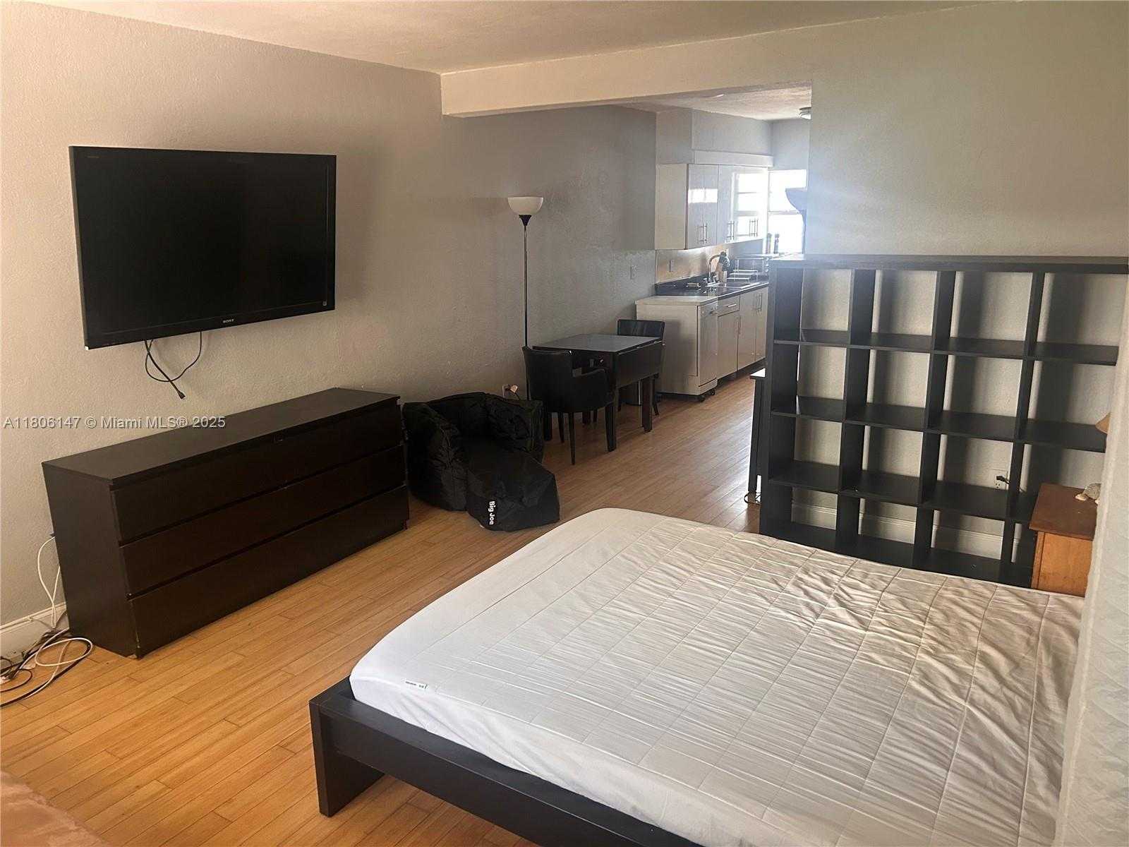 Small Image of 8080 TATUM WATERWAY DR #4, Miami Beach Number 7