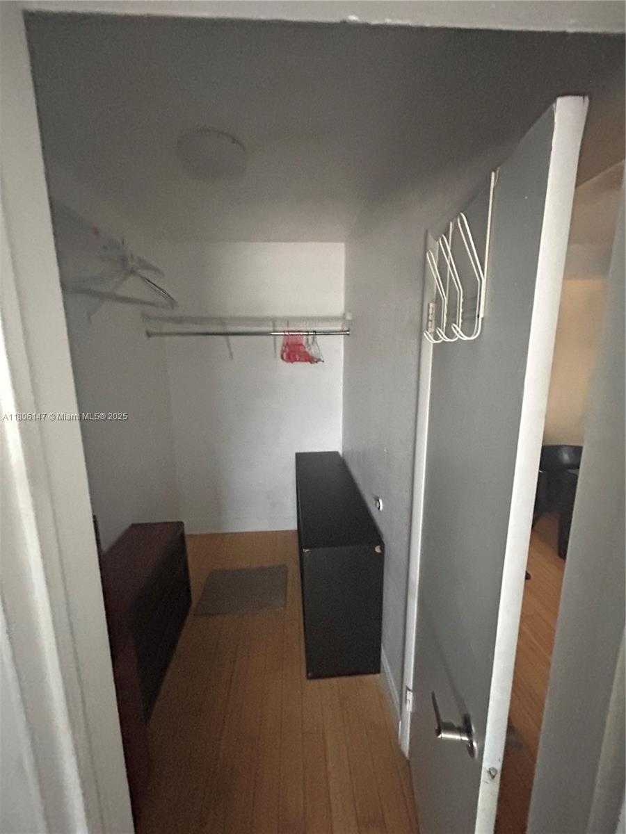 Small Image of 8080 TATUM WATERWAY DR #4, Miami Beach Number 8