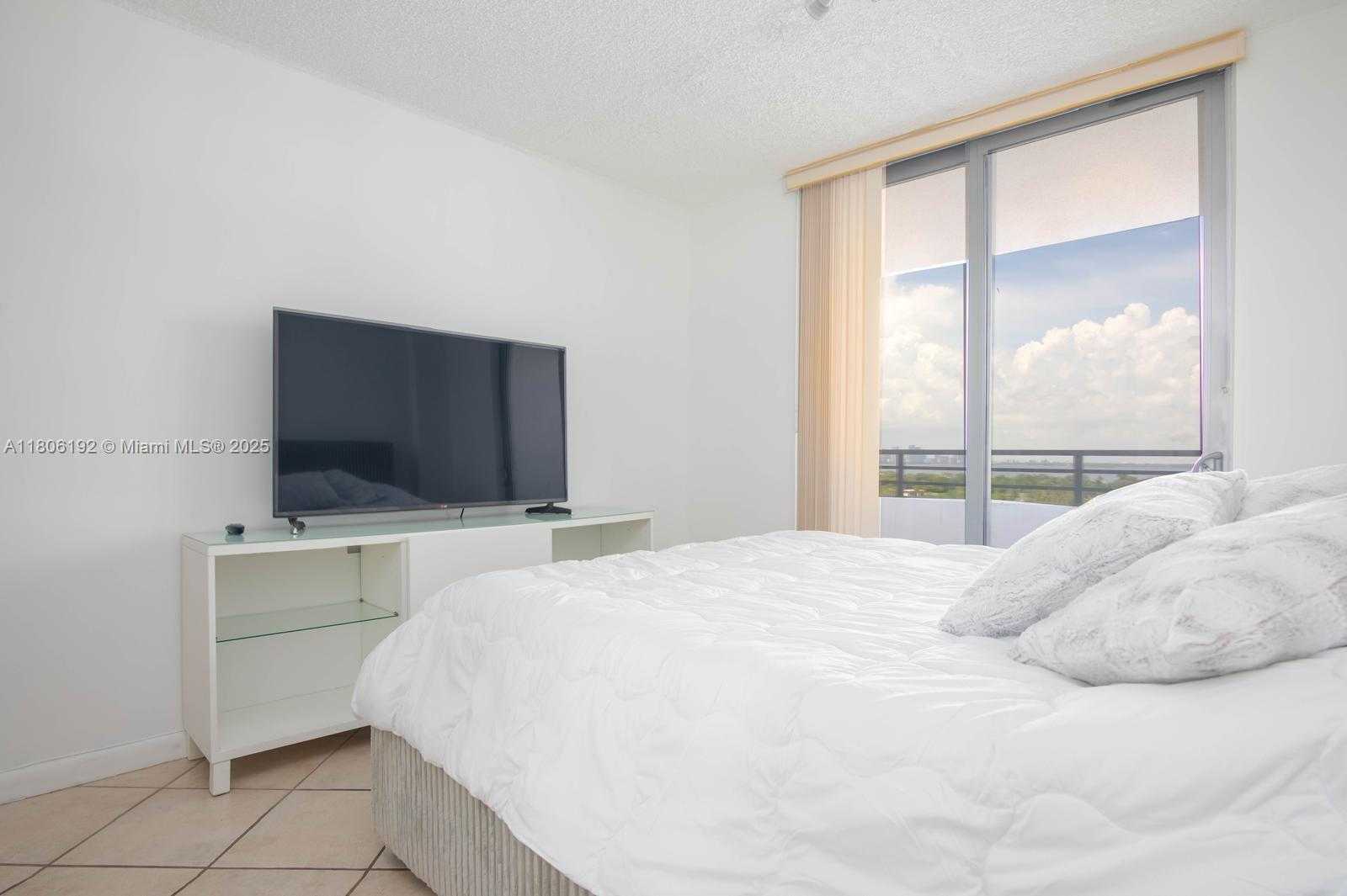 Small Image of 5555 COLLINS AVE #14U, Miami Beach Number 14