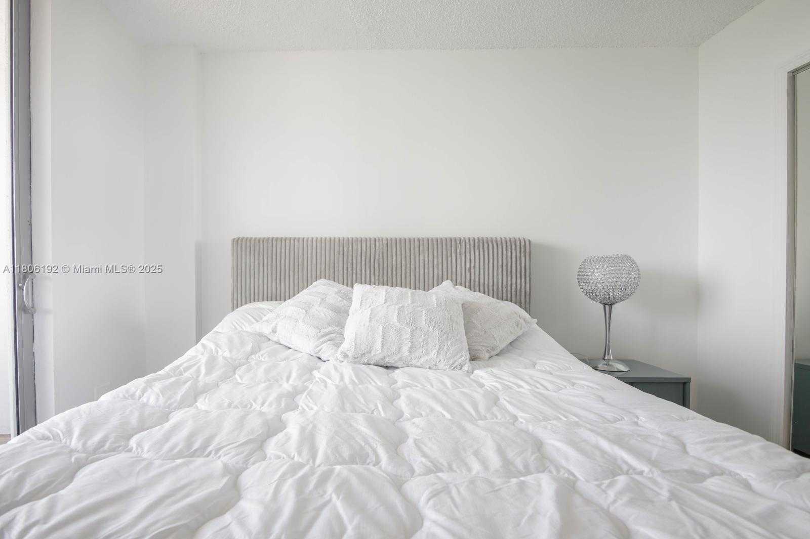Small Image of 5555 COLLINS AVE #14U, Miami Beach Number 20