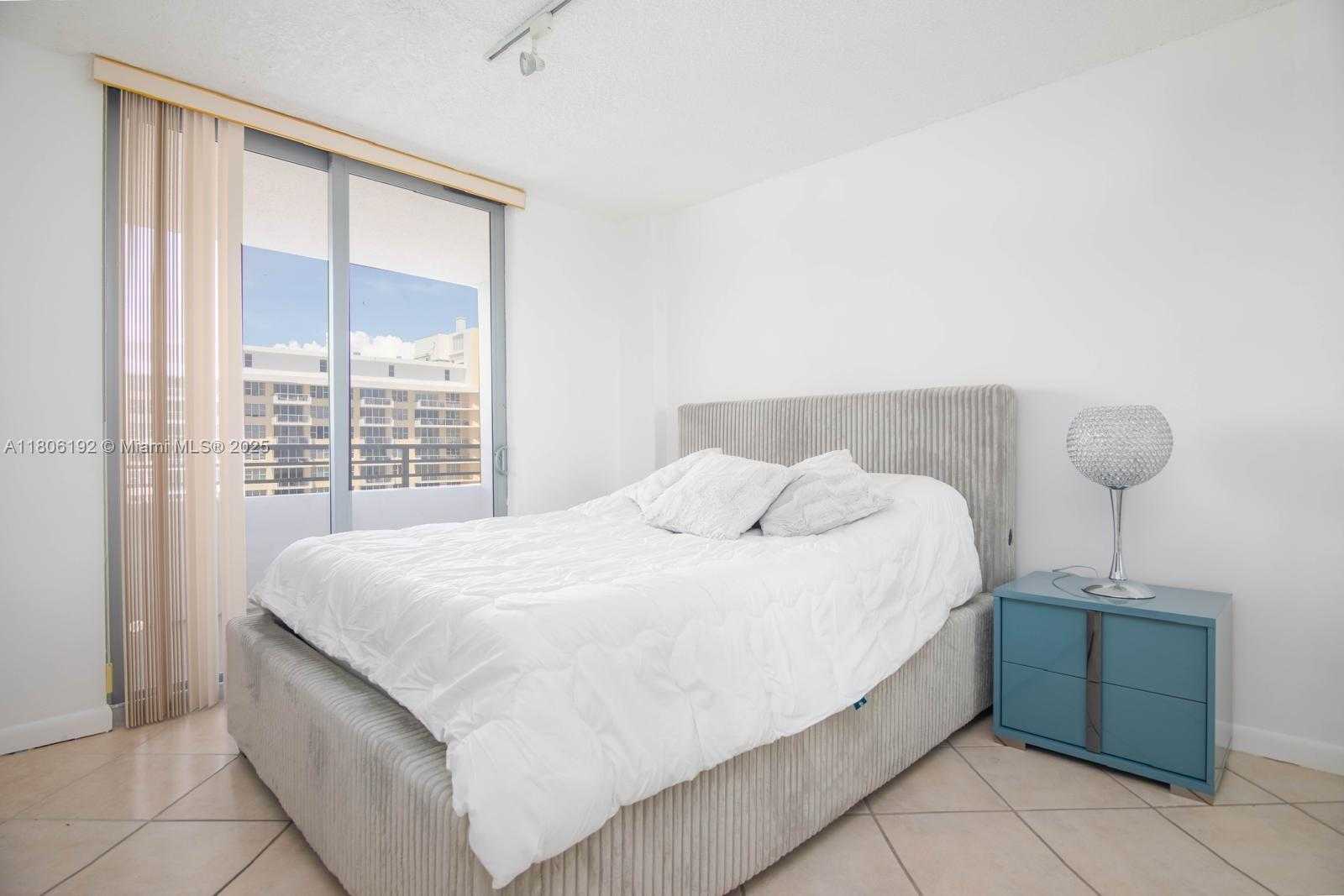 Small Image of 5555 COLLINS AVE #14U, Miami Beach Number 22