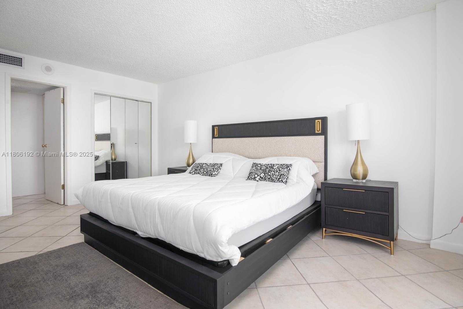 Small Image of 5555 COLLINS AVE #14U, Miami Beach Number 23