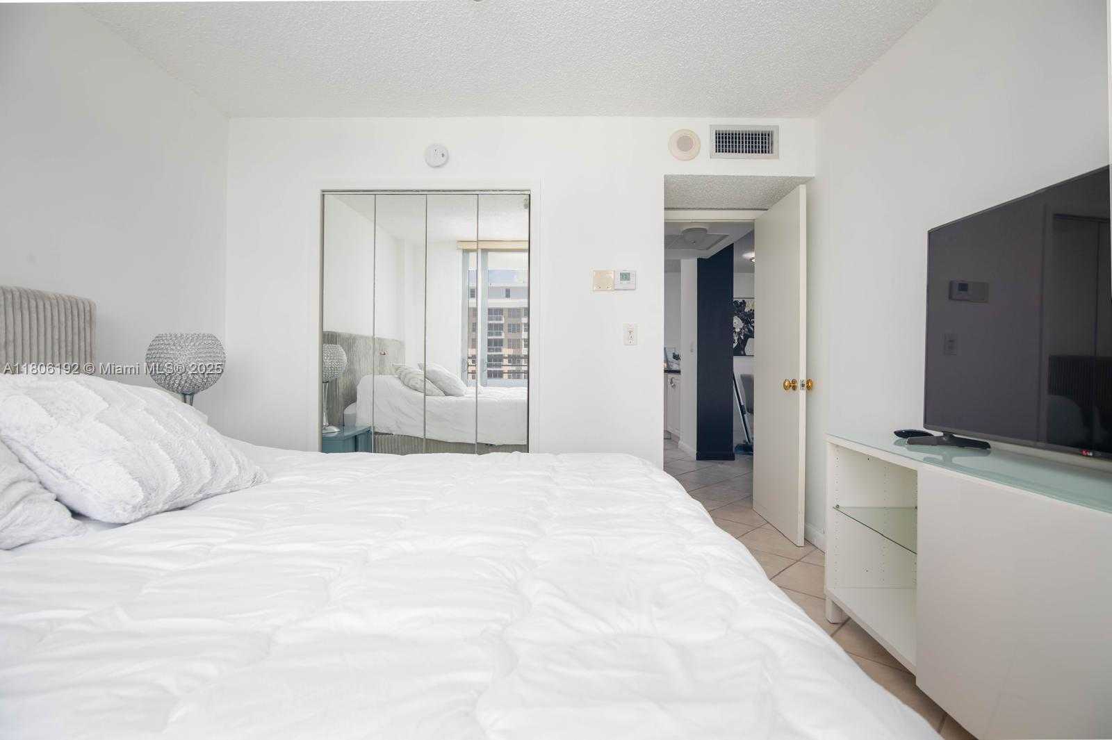 Small Image of 5555 COLLINS AVE #14U, Miami Beach Number 26