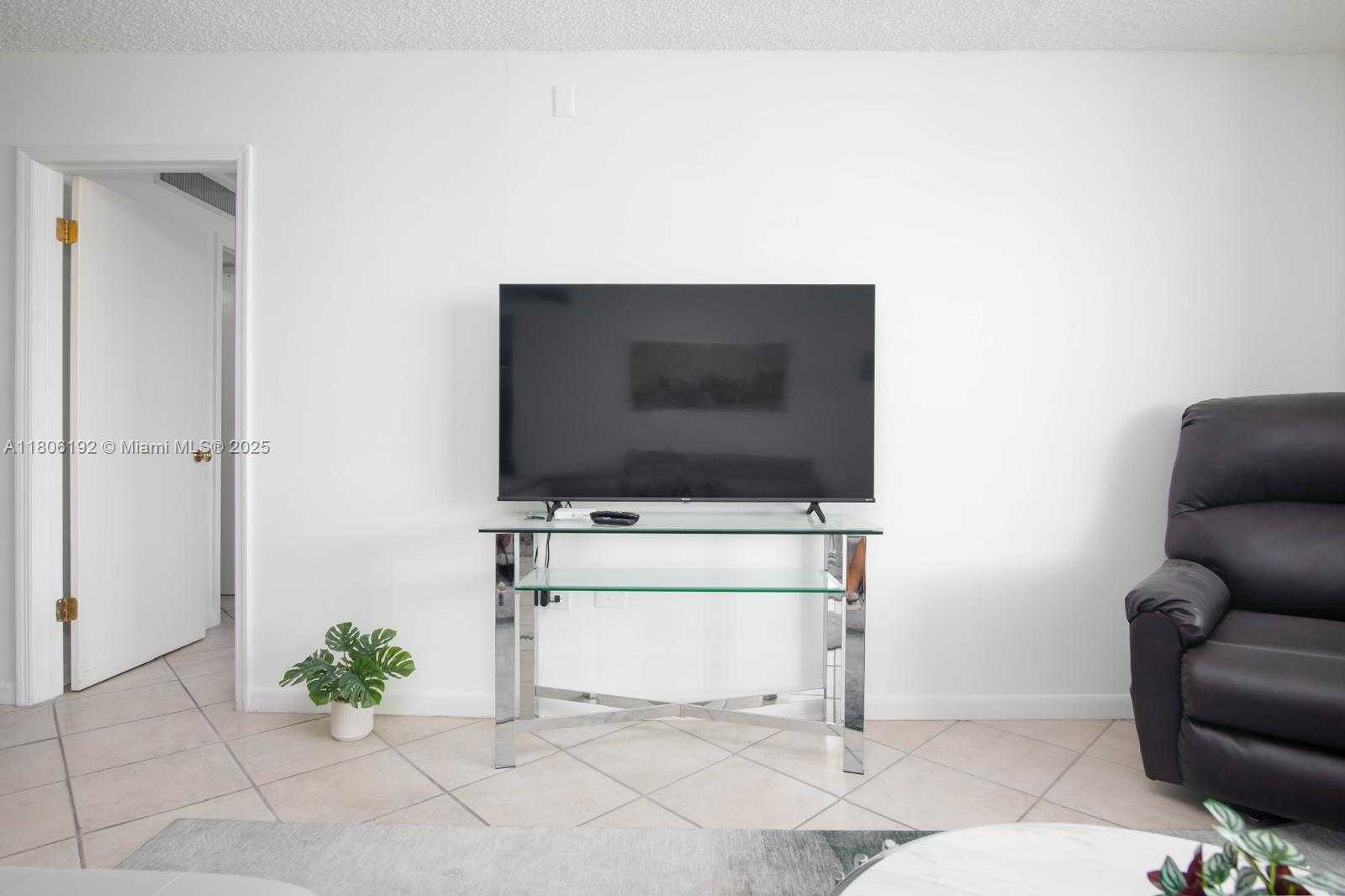 Small Image of 5555 COLLINS AVE #14U, Miami Beach Number 30