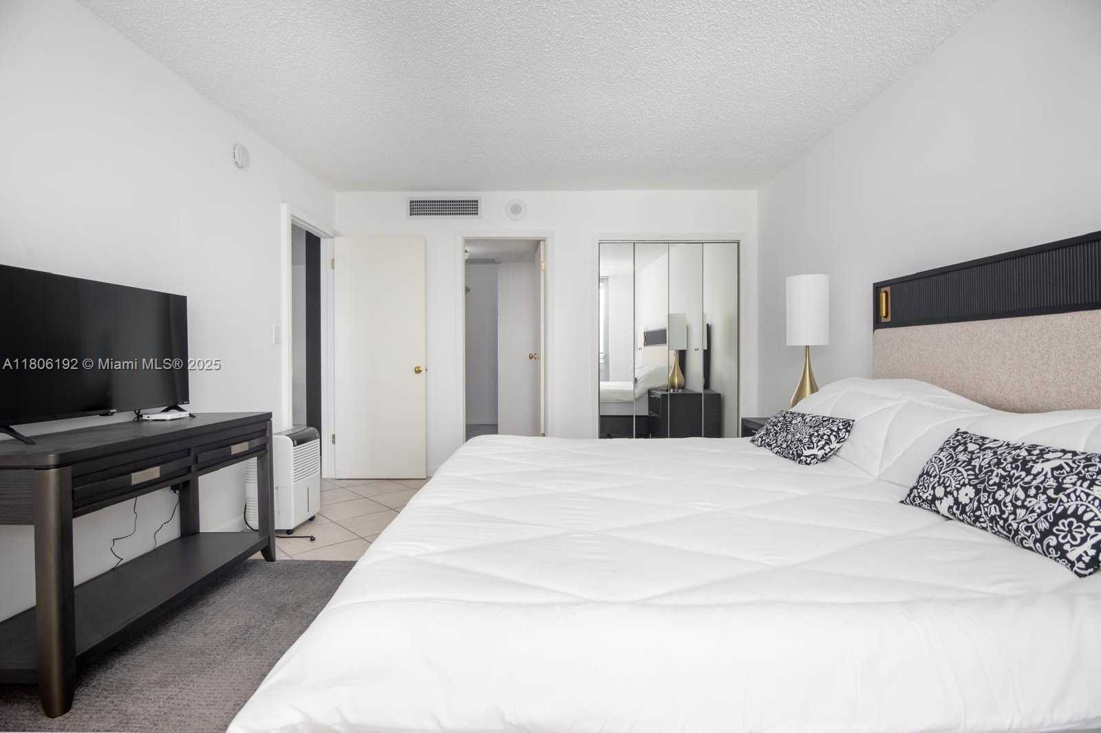 Small Image of 5555 COLLINS AVE #14U, Miami Beach Number 31