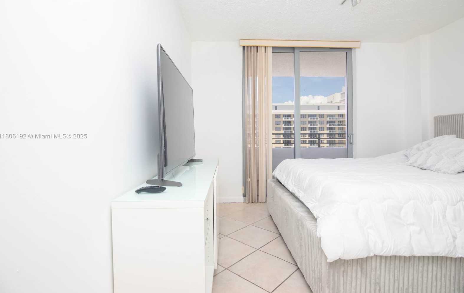 Small Image of 5555 COLLINS AVE #14U, Miami Beach Number 32