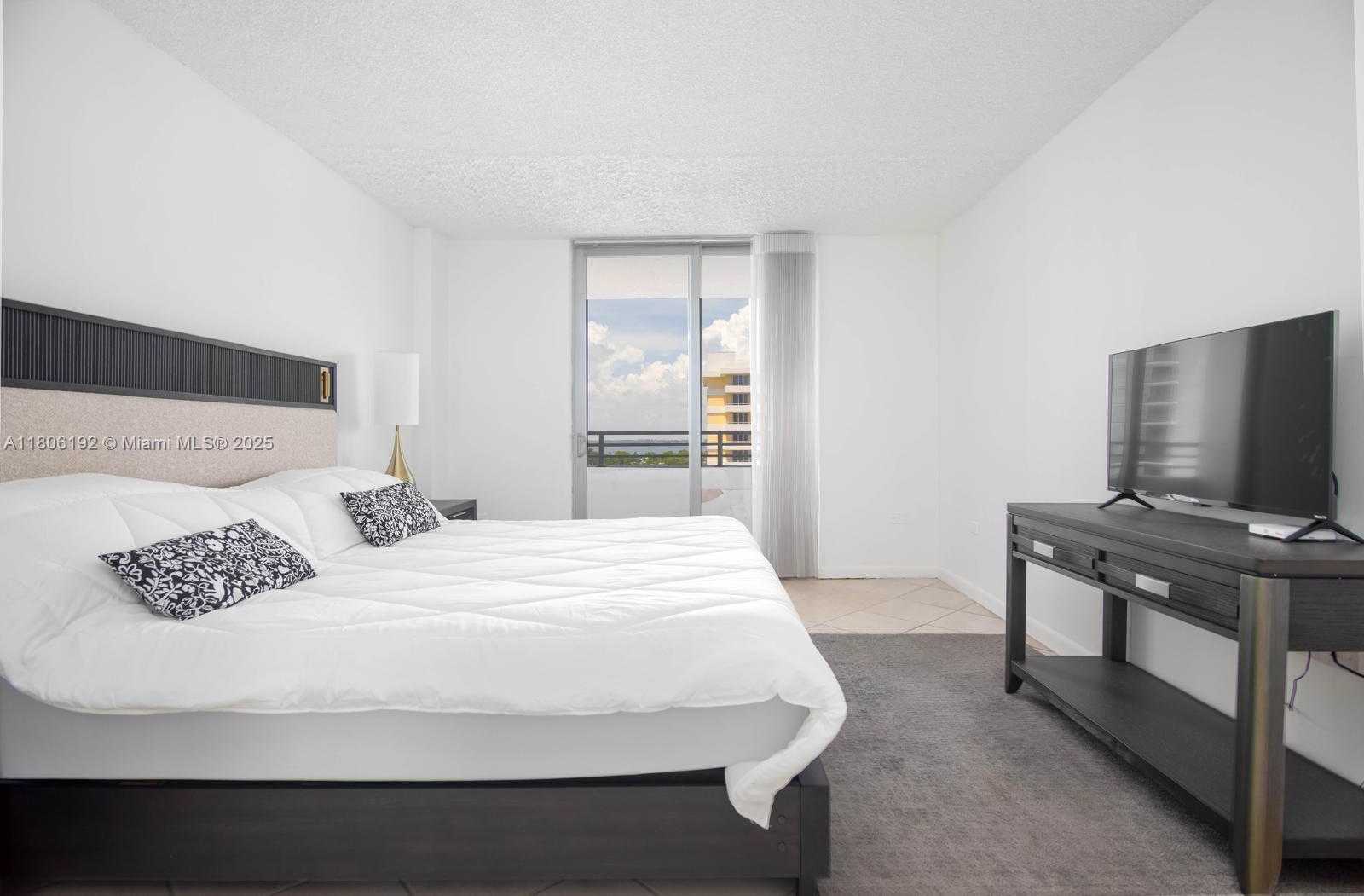 Small Image of 5555 COLLINS AVE #14U, Miami Beach Number 34