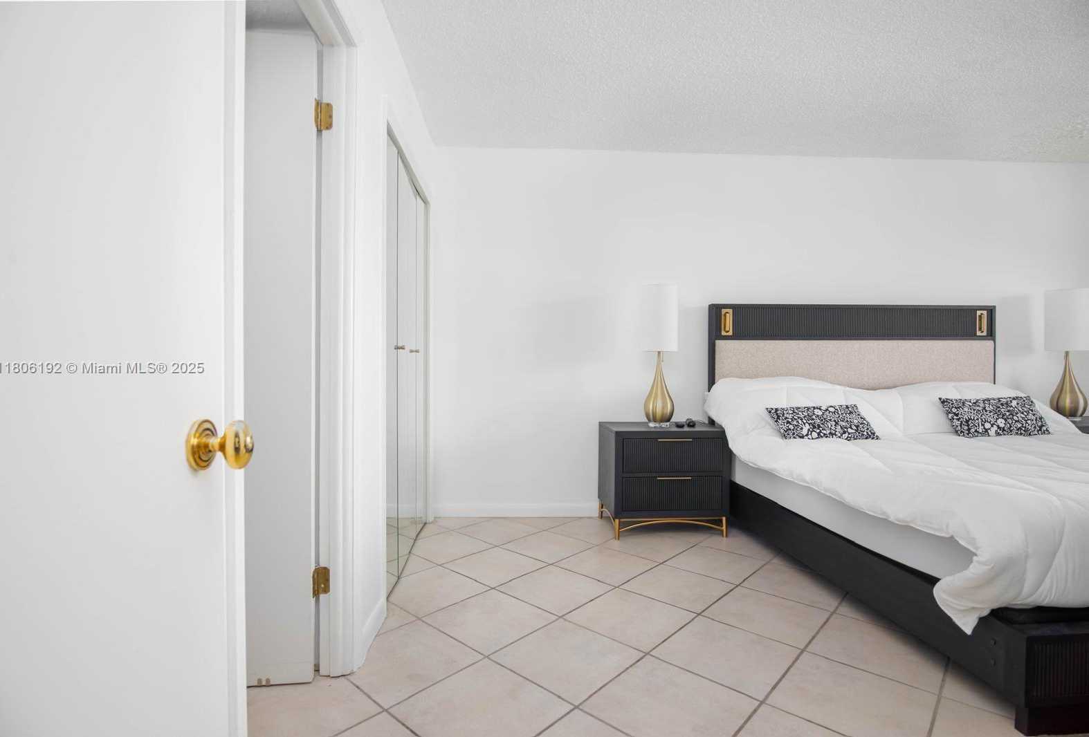 Small Image of 5555 COLLINS AVE #14U, Miami Beach Number 8