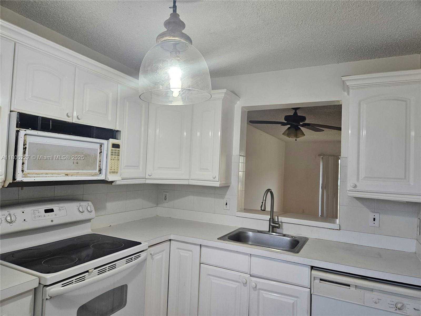 Small Image of 8620 NORTH SHERMAN CIR #202, Miramar Number 3