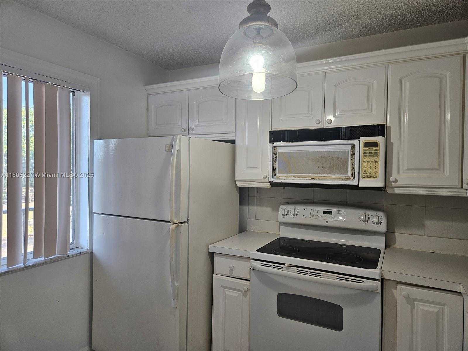 Small Image of 8620 NORTH SHERMAN CIR #202, Miramar Number 4