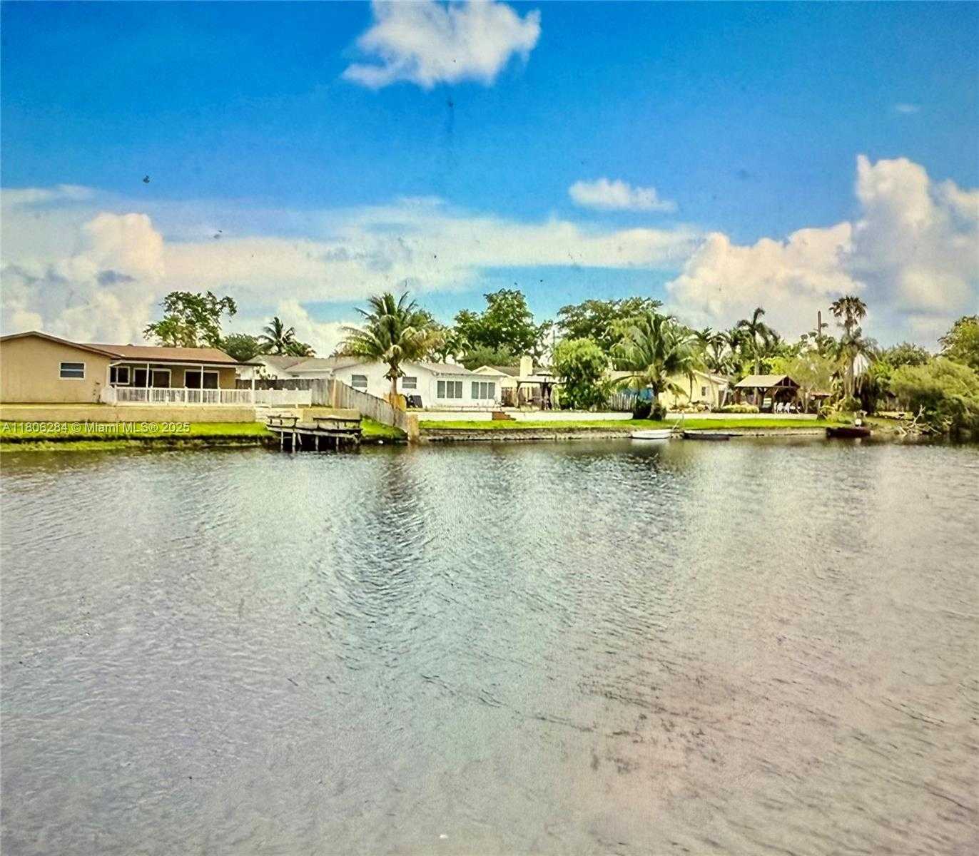 Small Image of 8992 Palm Tree Ln, Pembroke Pines, FL 33024, USA Number 11