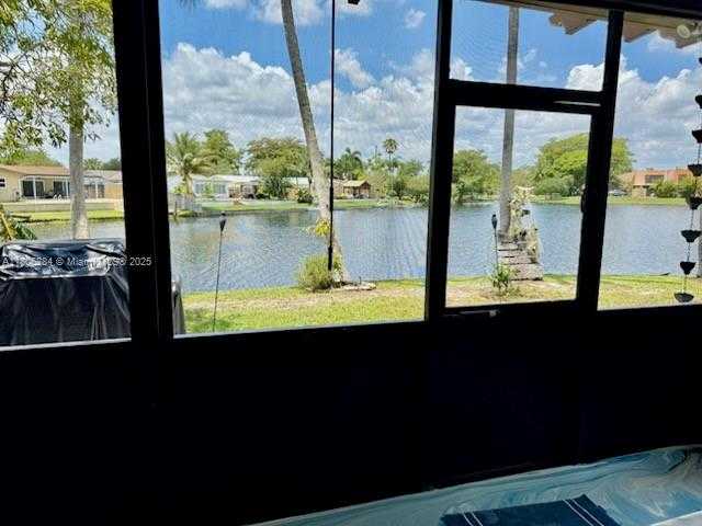 Small Image of 8992 Palm Tree Ln, Pembroke Pines, FL 33024, USA Number 12