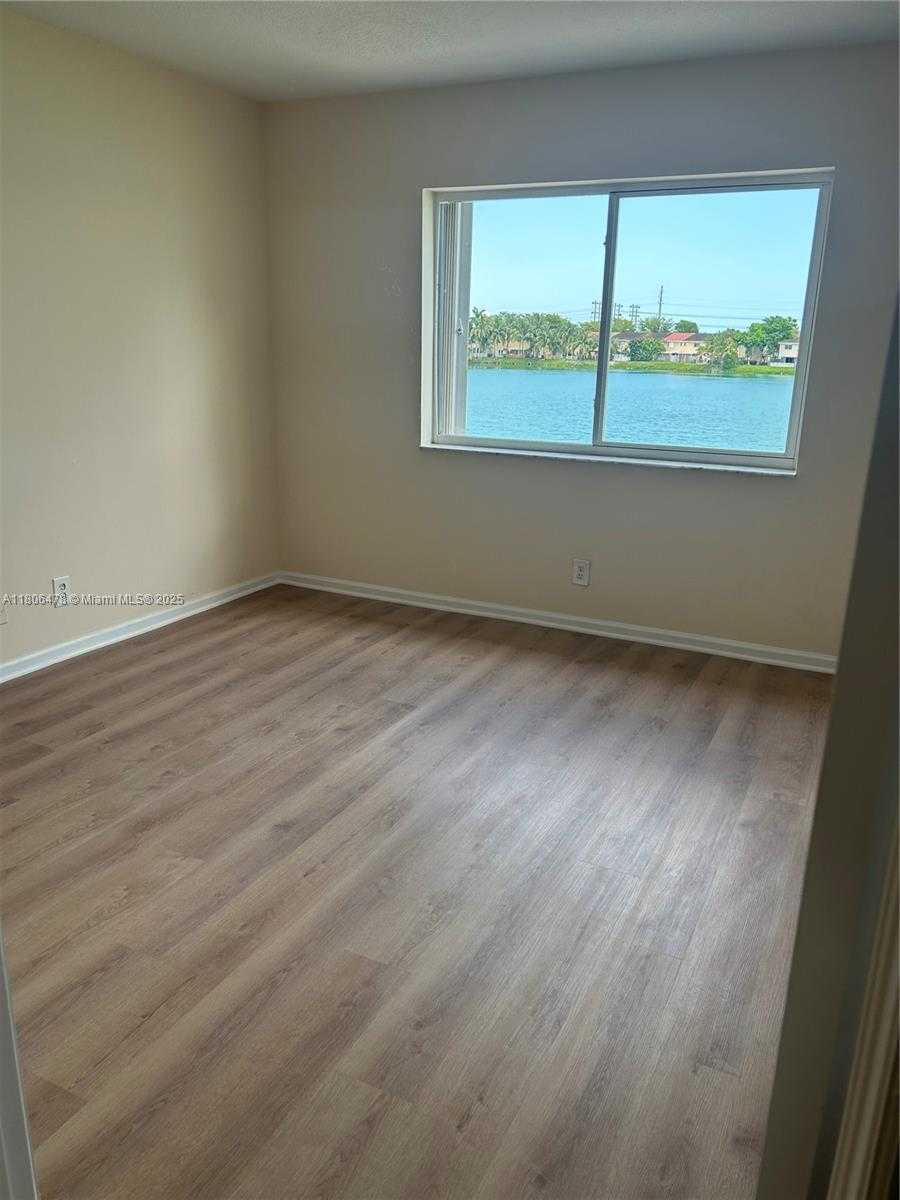 Small Image of 17479 SOUTH WEST 140TH CT, Miami Number 12