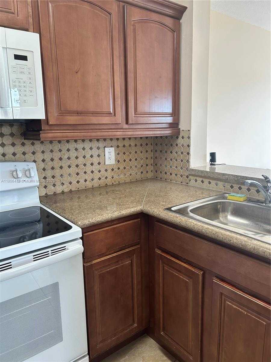 Small Image of 17479 SOUTH WEST 140TH CT, Miami Number 4