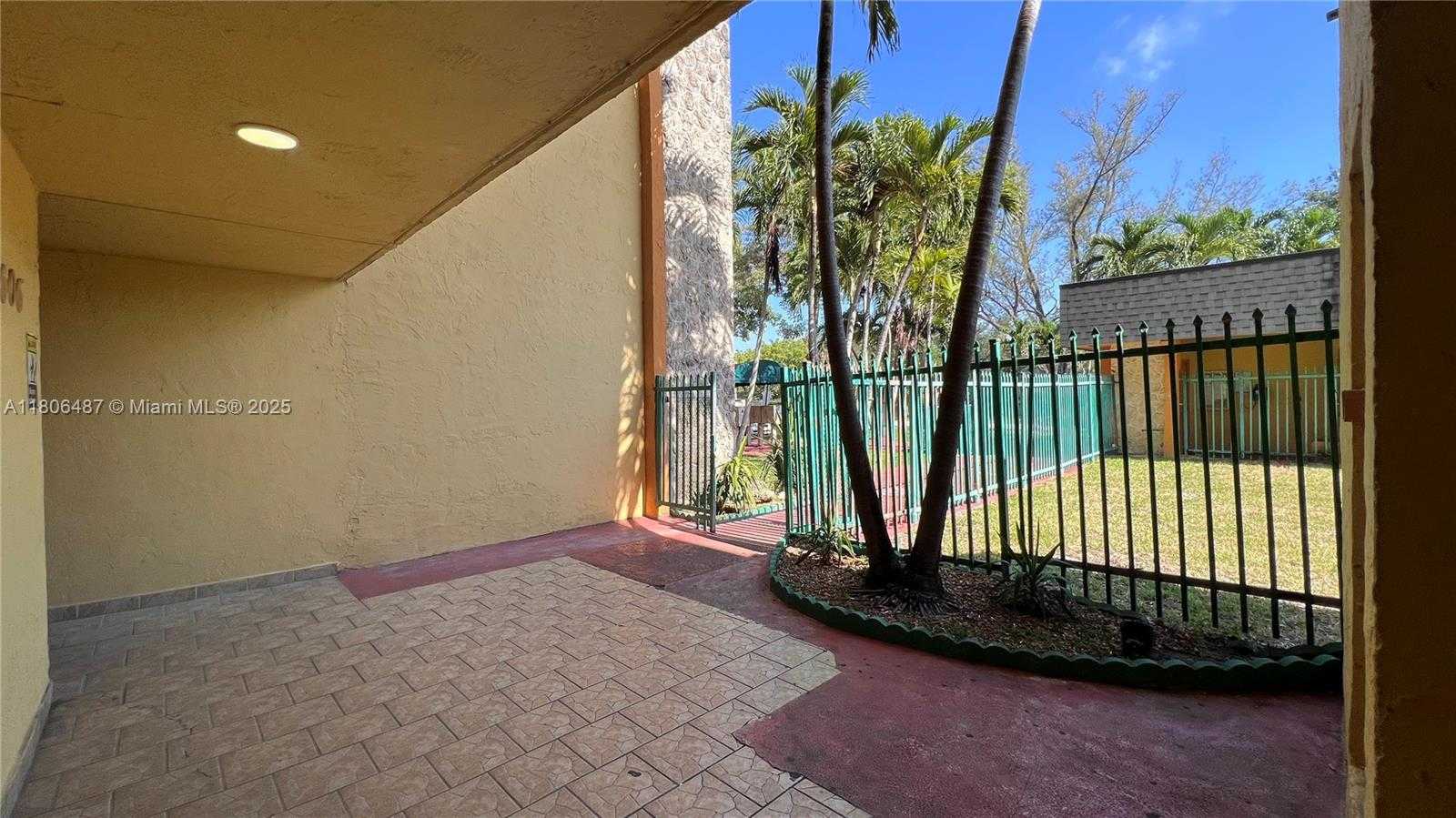 Small Image of 606 W 81st St, Hialeah, FL 33014, USA Number 13
