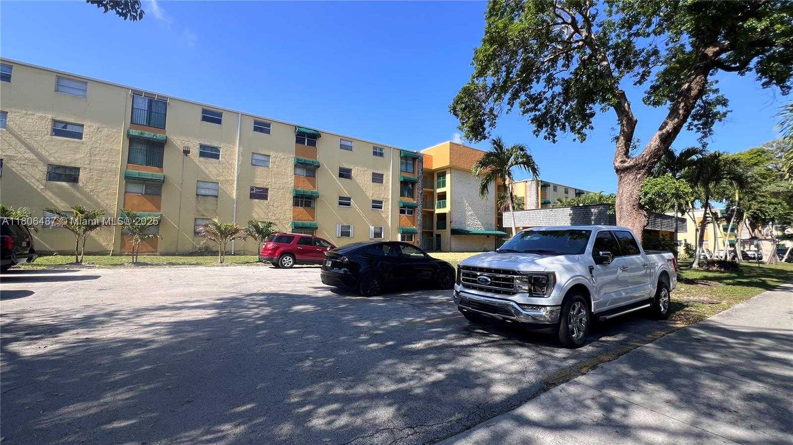 Small Image of 606 W 81st St, Hialeah, FL 33014, USA Number 14