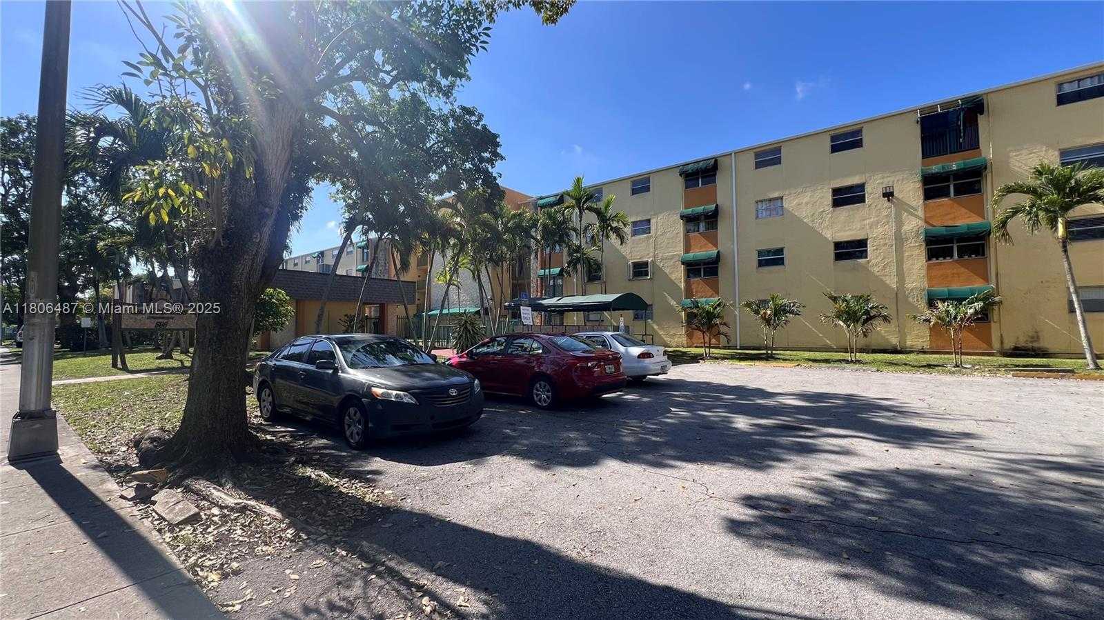Small Image of 606 W 81st St, Hialeah, FL 33014, USA Number 15