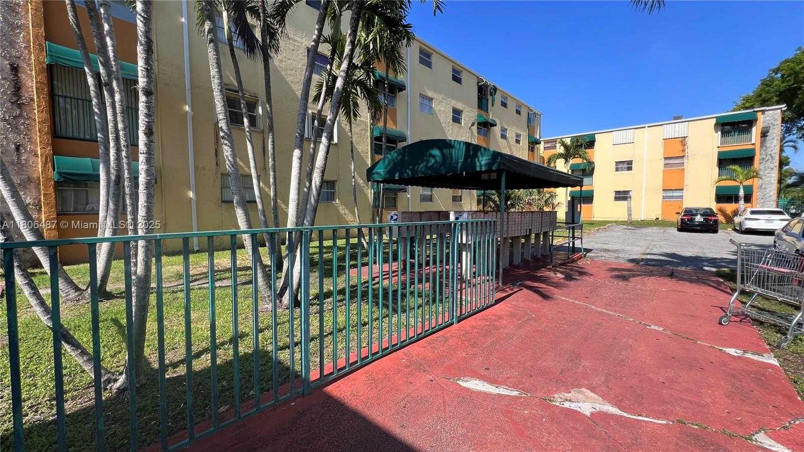 Small Image of 606 W 81st St, Hialeah, FL 33014, USA Number 3