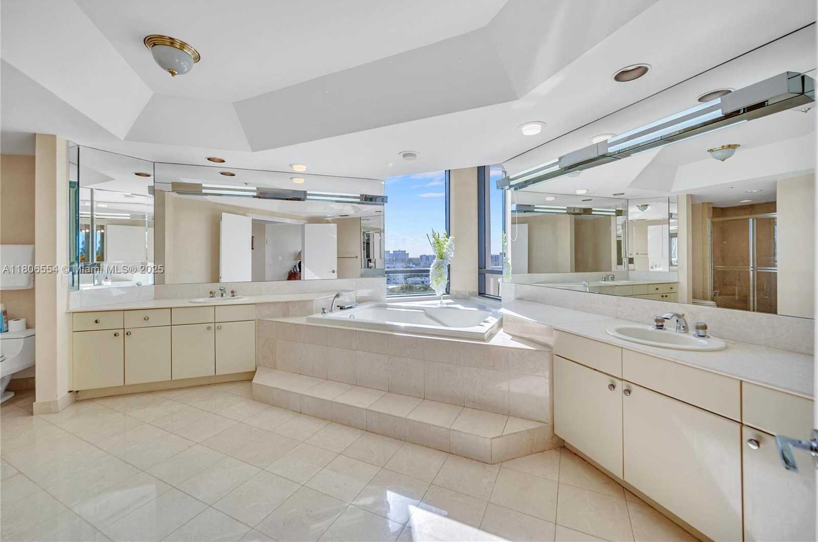 Small Image of 2000 ISLAND BLVD #806, Aventura Number 16