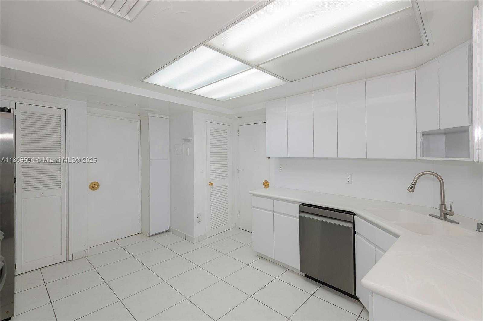 Small Image of 5255 COLLINS AVE #14D, Miami Beach Number 24