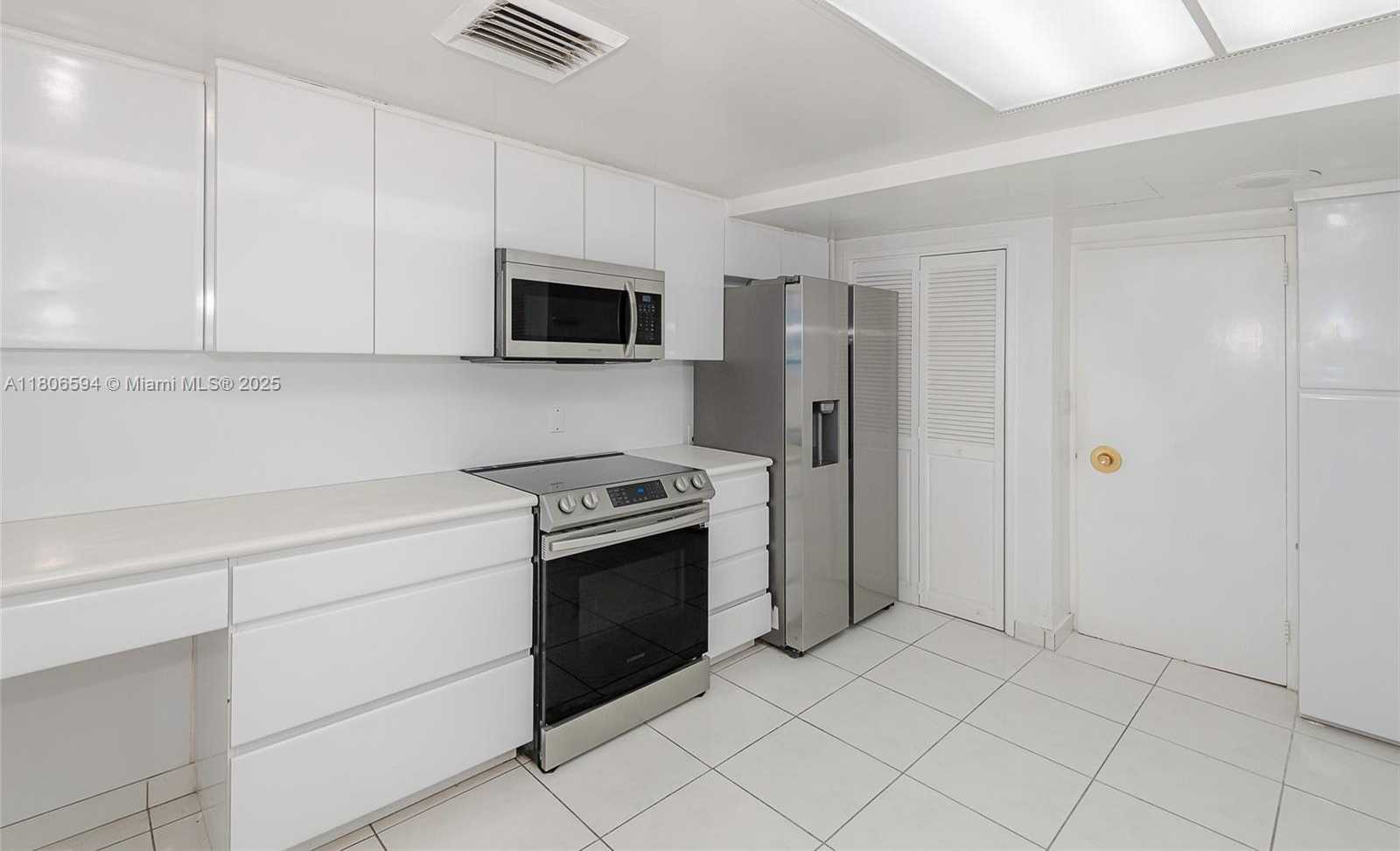 Small Image of 5255 COLLINS AVE #14D, Miami Beach Number 25
