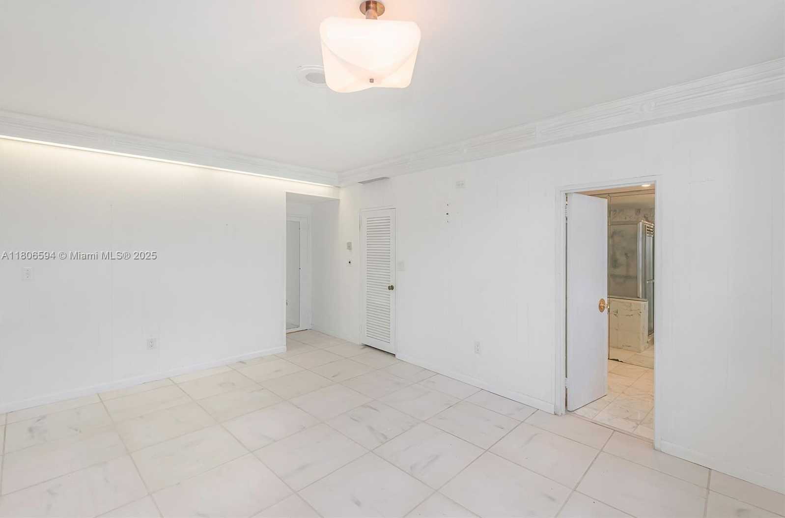 Small Image of 5255 COLLINS AVE #14D, Miami Beach Number 28