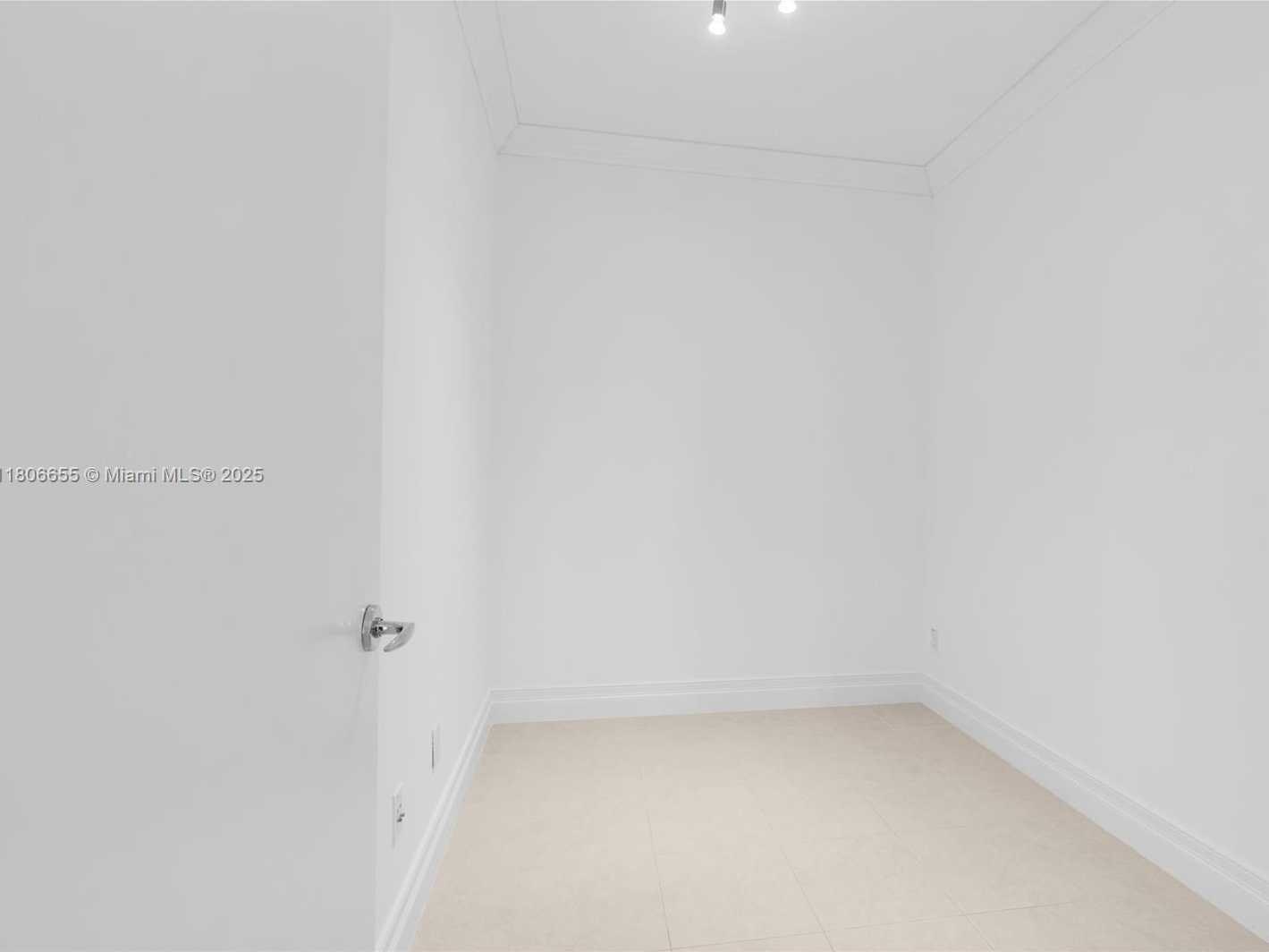 Small Image of 21200 POINT PL #1802, Aventura Number 16